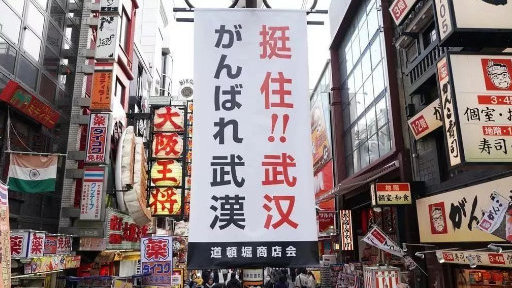 关系超级好的IU和吕珍九 片场High Five可爱到爆炸【足球赌注软件】(图1) 足球赌注软件APP