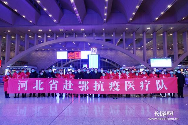 关系超级好的IU和吕珍九 片场High Five可爱到爆炸【足球赌注软件】(图3) 足球赌注软件